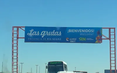 Entrada a Las Grutas. viaje en auto por la Patagonia