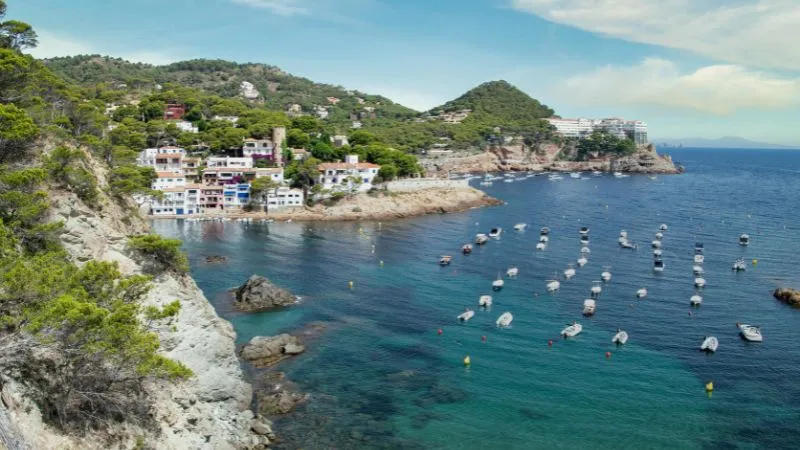 5 Playas Baratas y Bonitas en España 2025