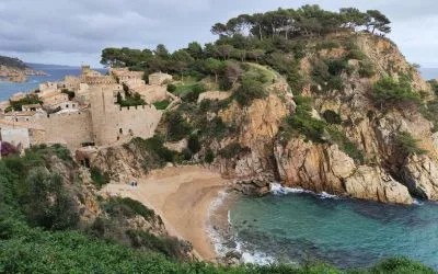 5 Playas Baratas y Bonitas en España 2025