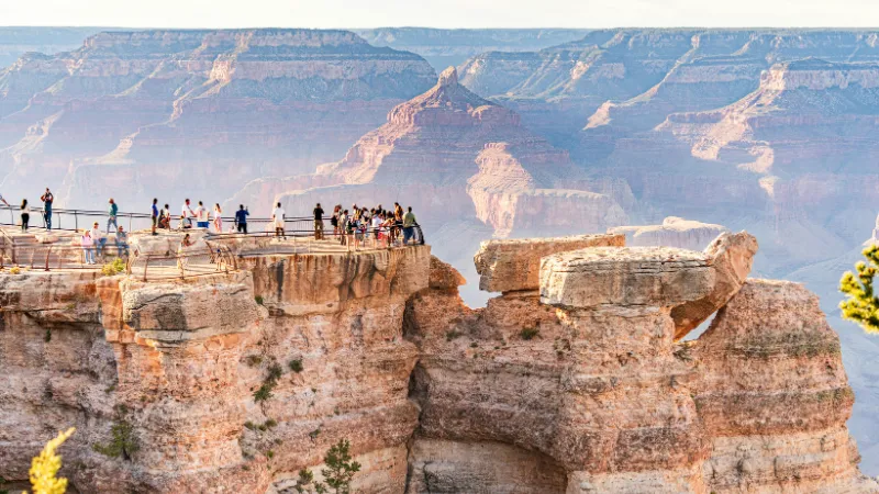 mirador con personas en parque nacional Yosemite