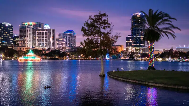 Kennedy Space Center Florida – cohete Saturn V y transbordador espacial Atlantis de la NASA