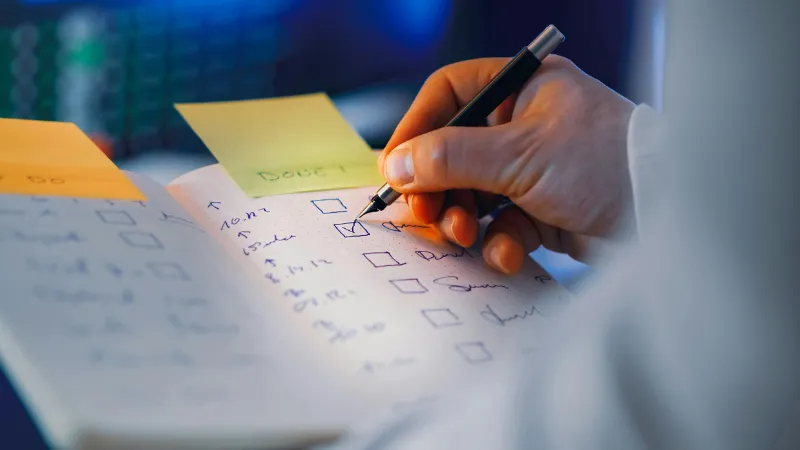 checklist de road trip sin inglés fluido — pareja revisando mapa físico antes de salir