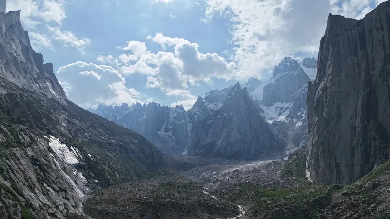 Valle de Yosemite con el Half Dome al fondo, California, ilustrando 